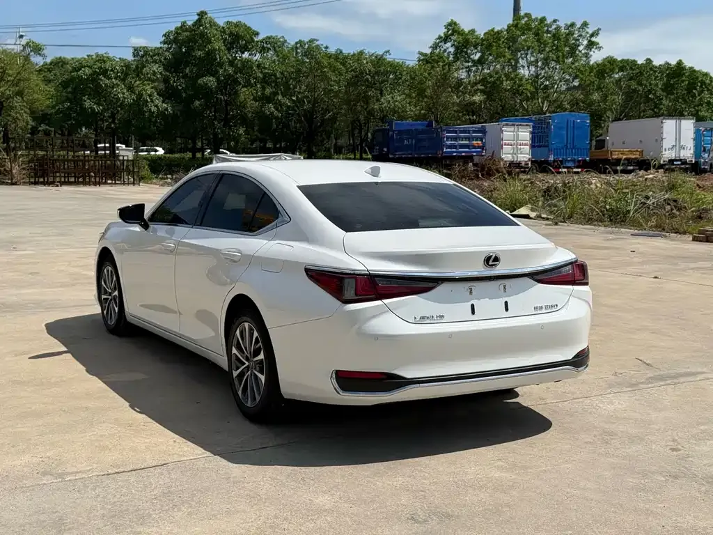 Lexus ES — фото 8