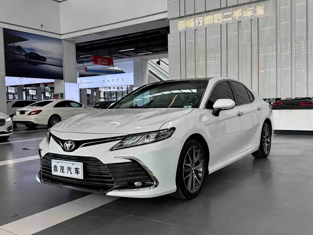 Toyota Camry — фото 1