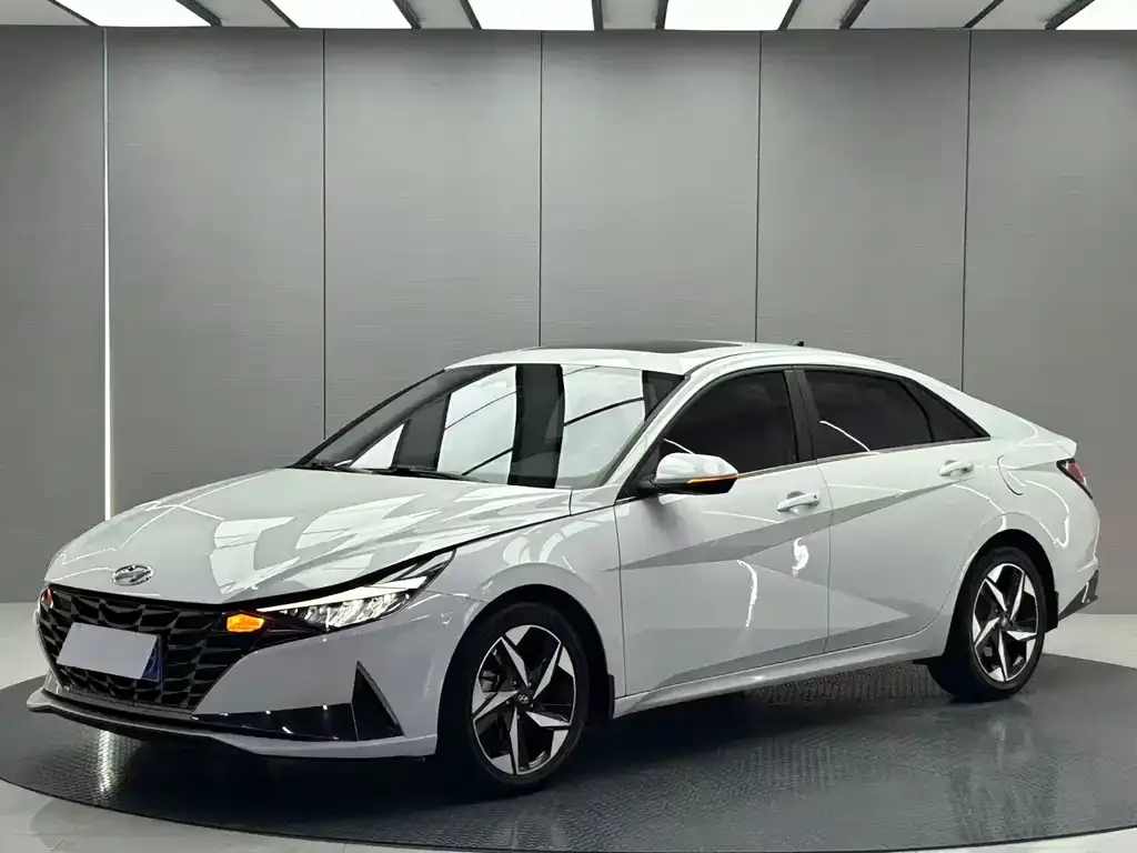 Hyundai Elantra — фото 1