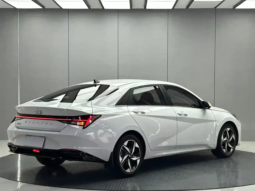 Hyundai Elantra — фото 4