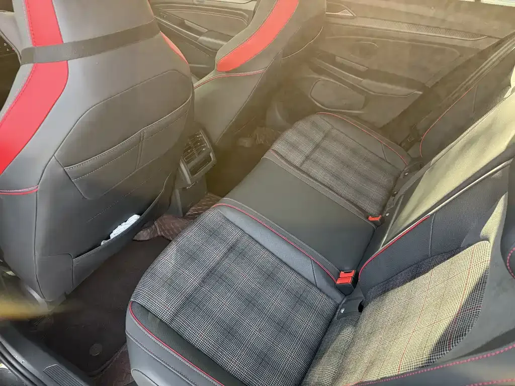 Volkswagen Golf GTI 2023 из CN, фото 3