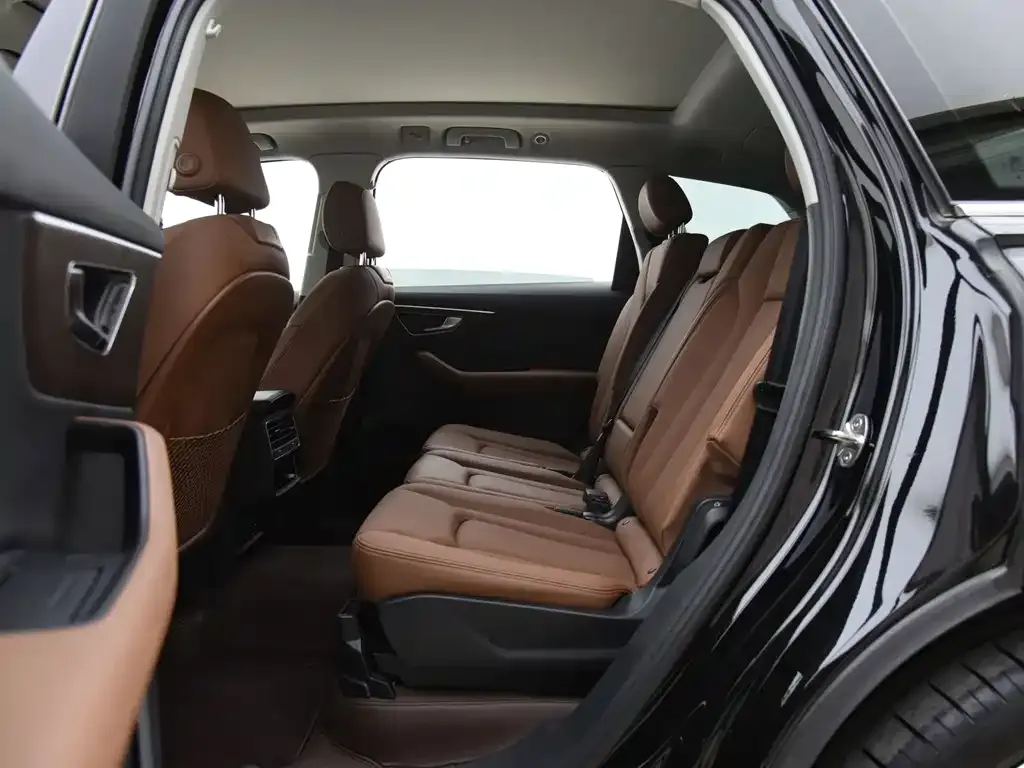 Audi Q7 2024 из CN, фото 2