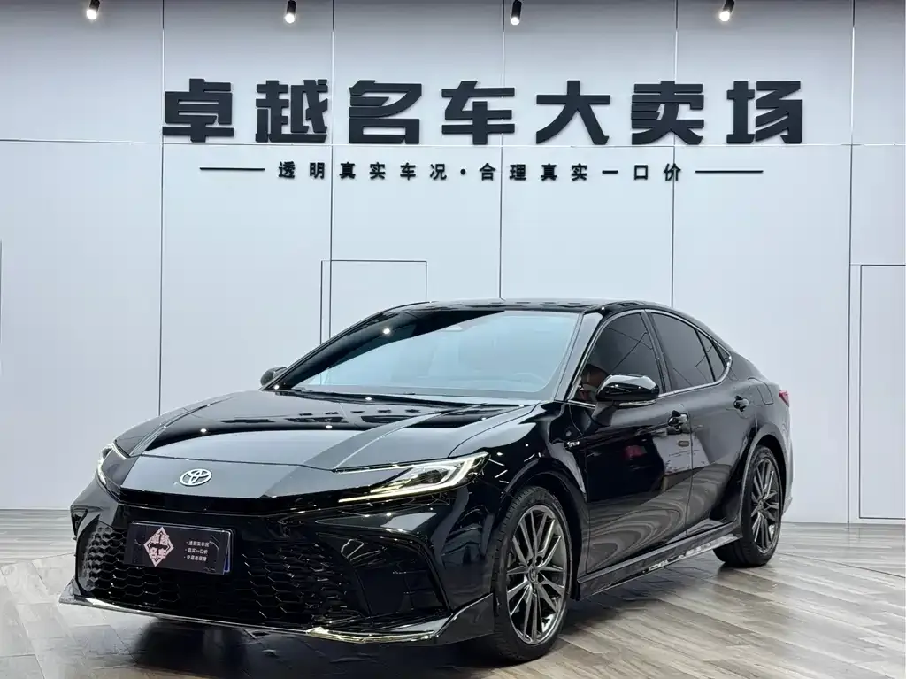 Toyota Camry — фото 1