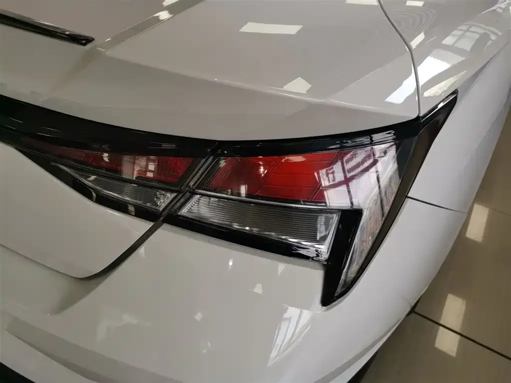 Hyundai Elantra — фото 2