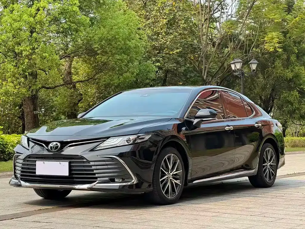 Toyota Camry — фото 1