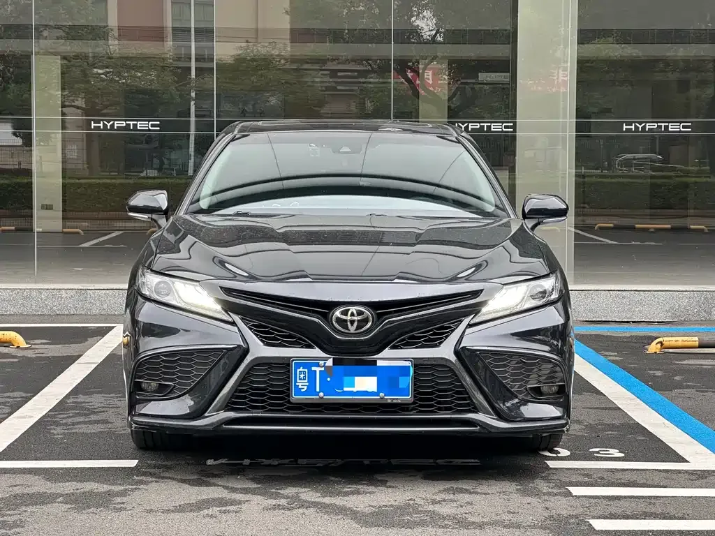 Toyota Camry — фото 1