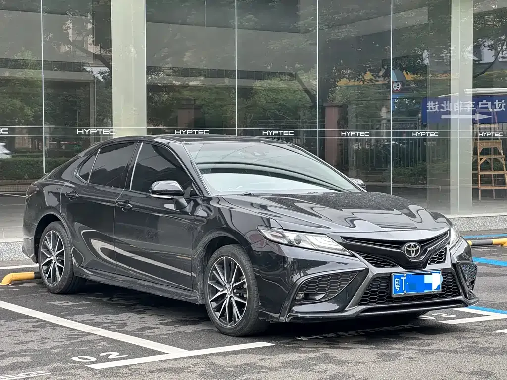 Toyota Camry — фото 2