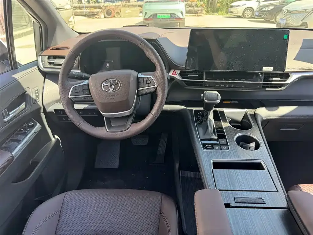 Toyota Granvia — фото 8