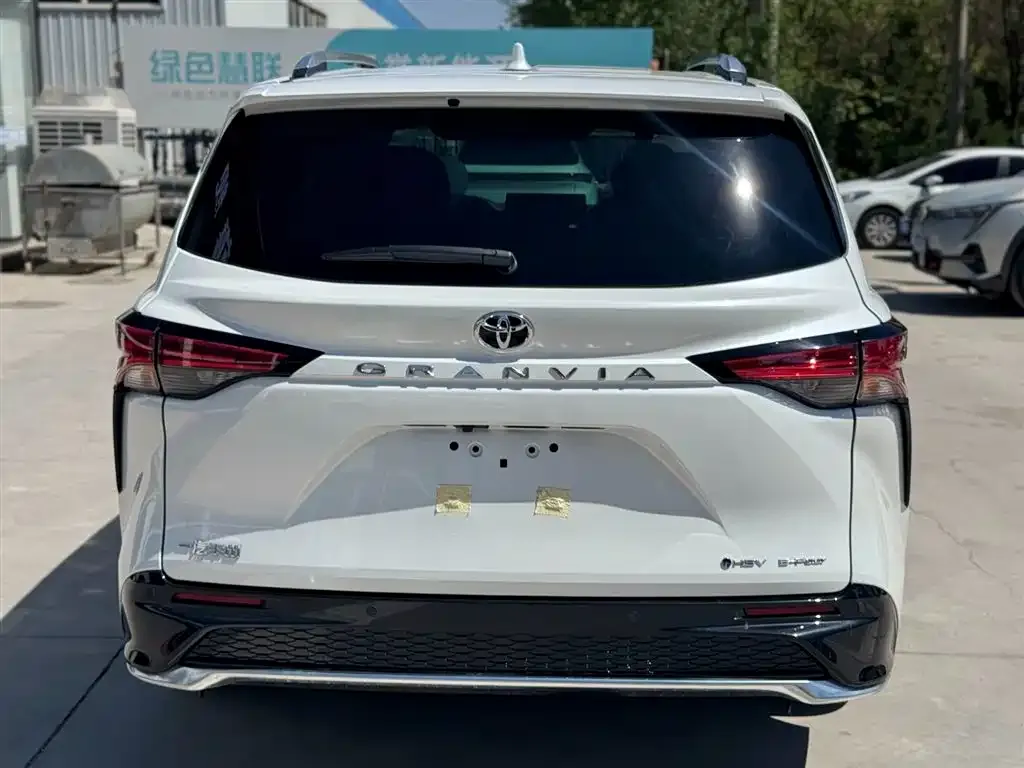 Toyota Granvia — фото 2