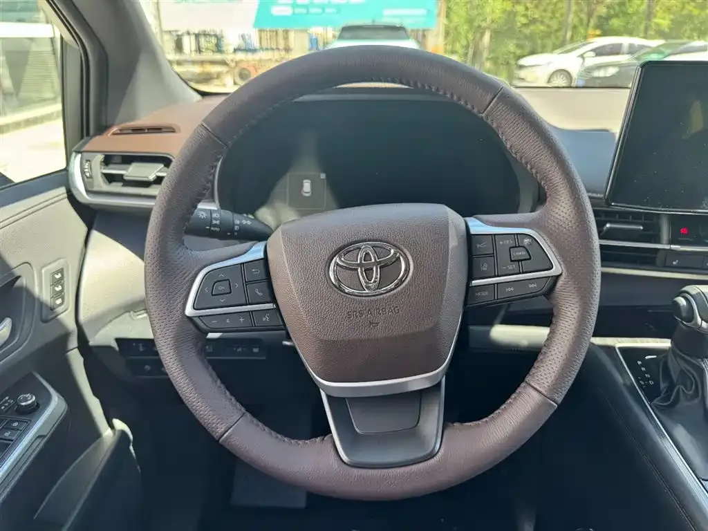 Toyota Granvia — фото 6
