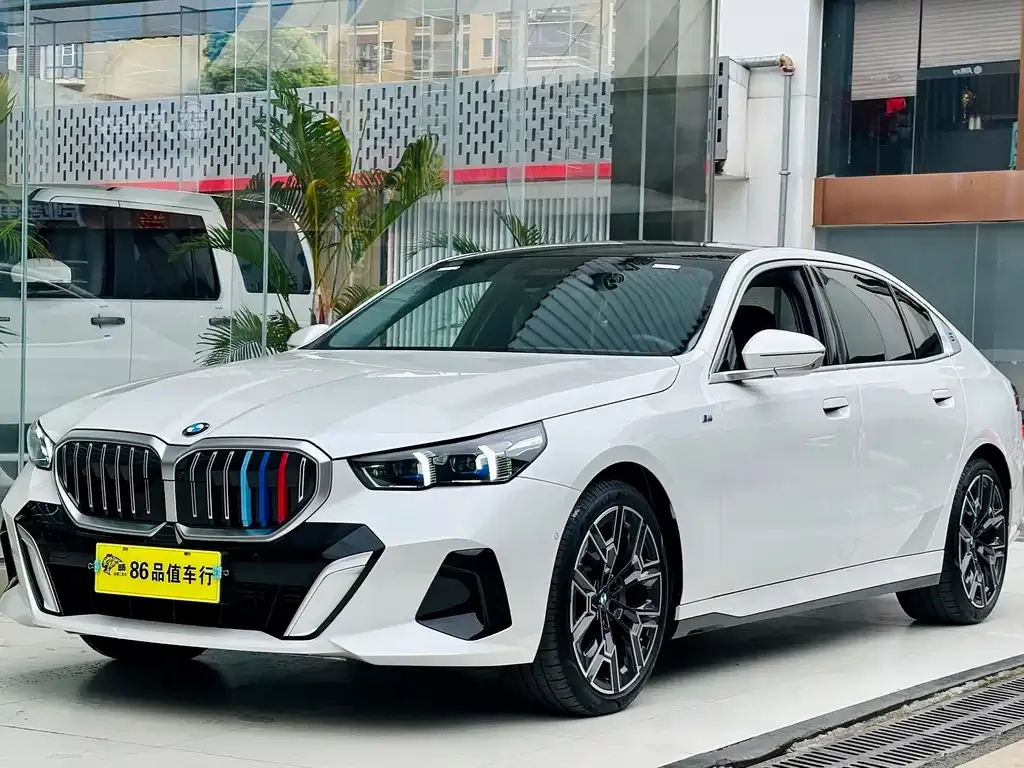BMW 5 Series — фото 1