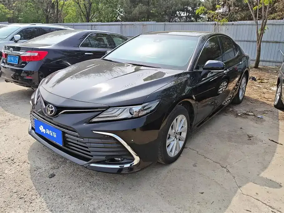 Toyota Camry — фото 1