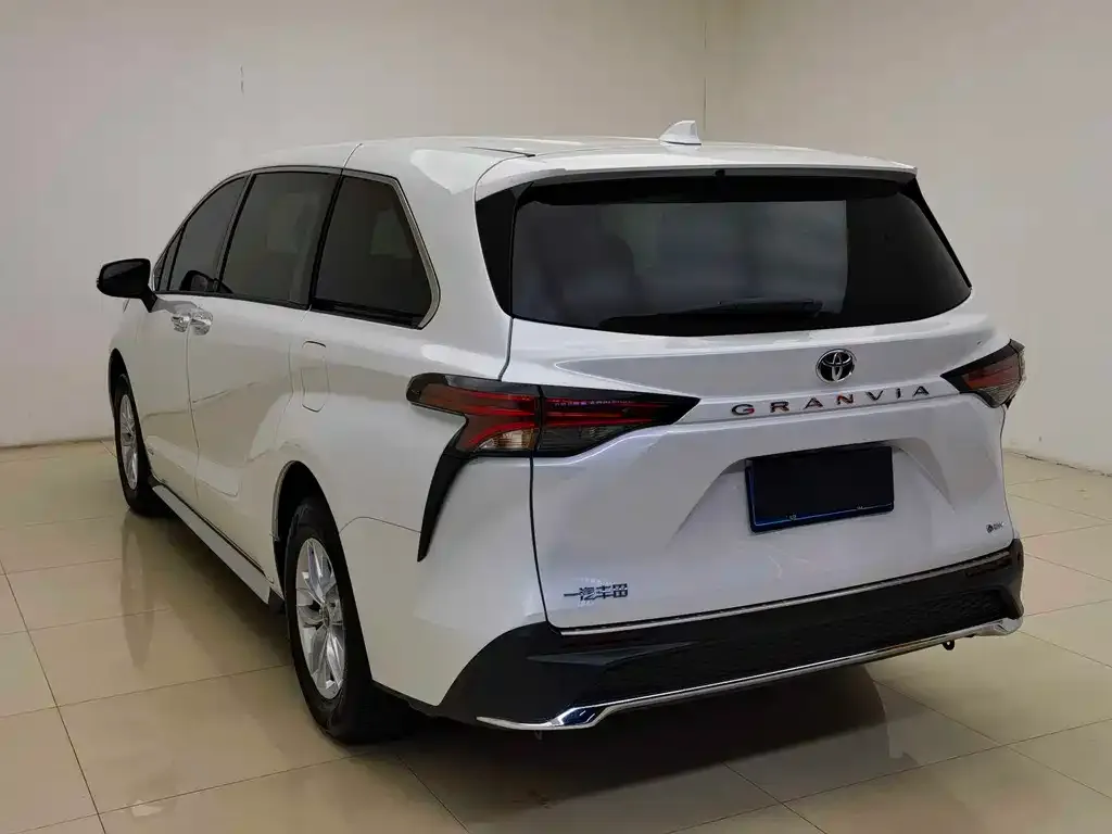 Toyota Granvia 2024 из CN, фото 3
