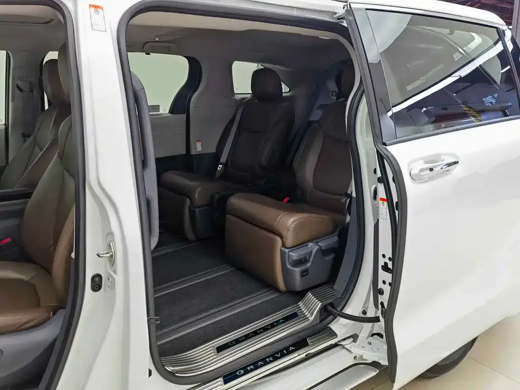 Toyota Granvia 2024 из CN, фото 9