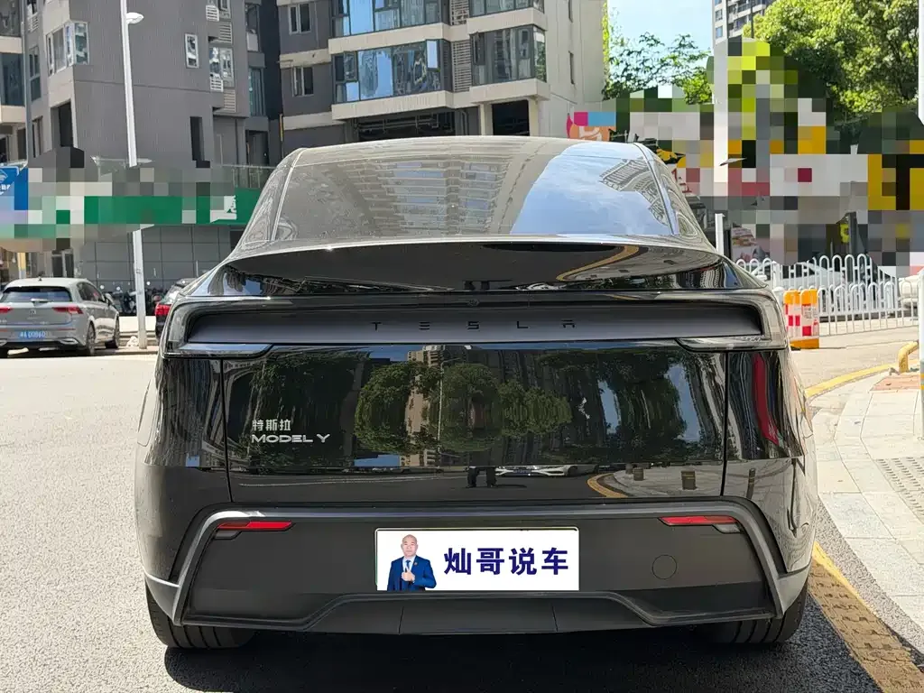 Tesla Model Y — фото 10