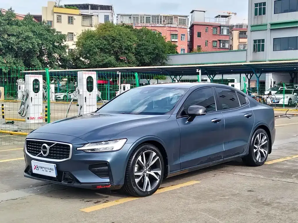 Volvo S60 — фото 1