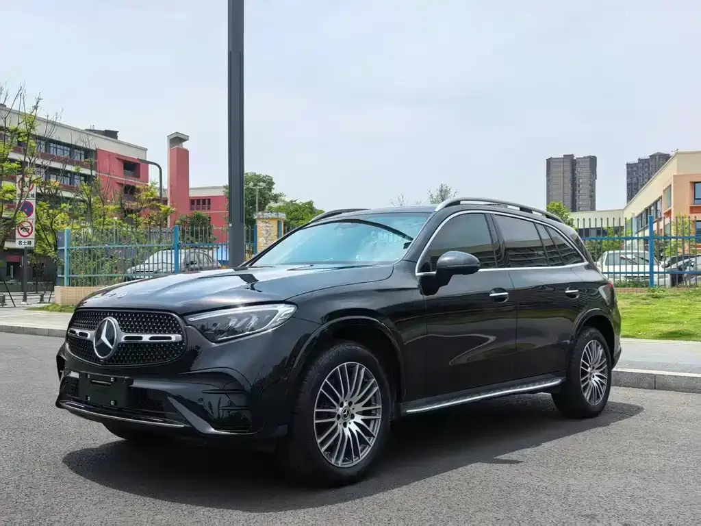 Mercedes-Benz GLC 300 L 4MATIC 5-Seat 1