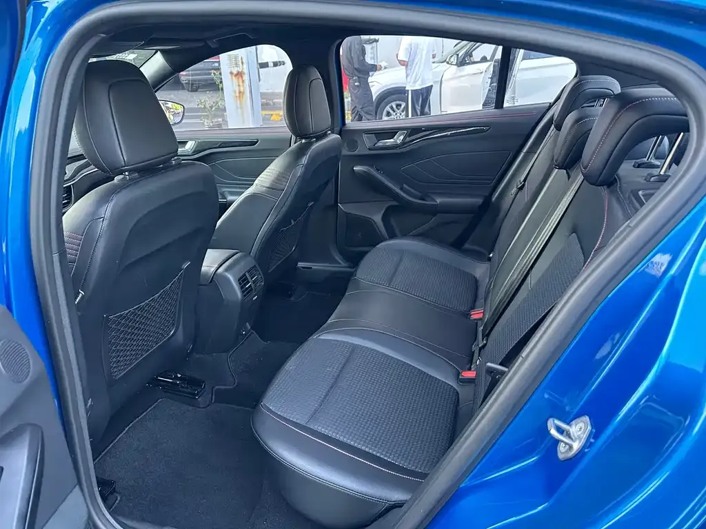 Ford Focus 2022 из CN, фото 8