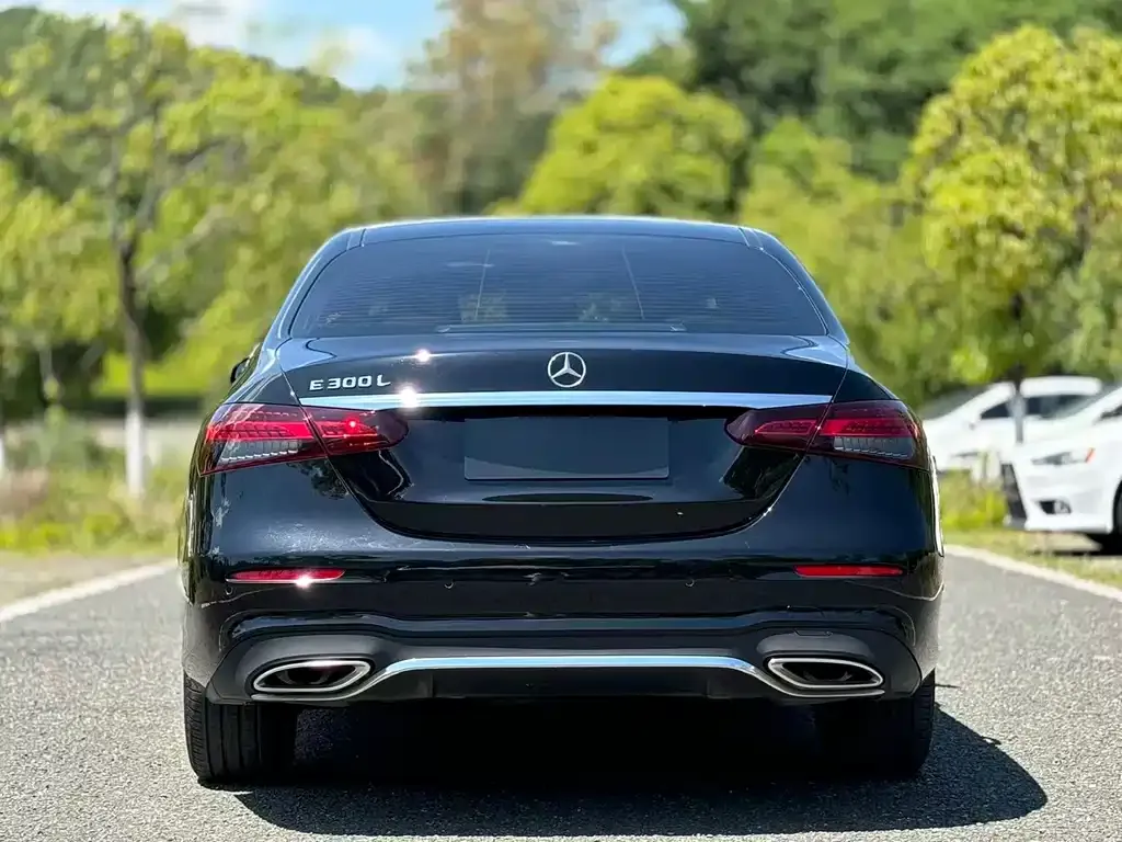Mercedes-Benz E-Class — фото 2