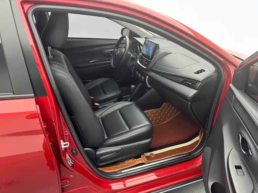 Toyota Yaris L — фото 7