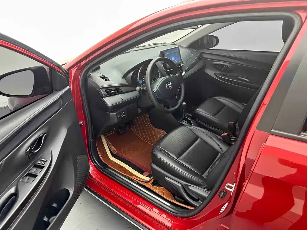 Toyota Yaris L — фото 5
