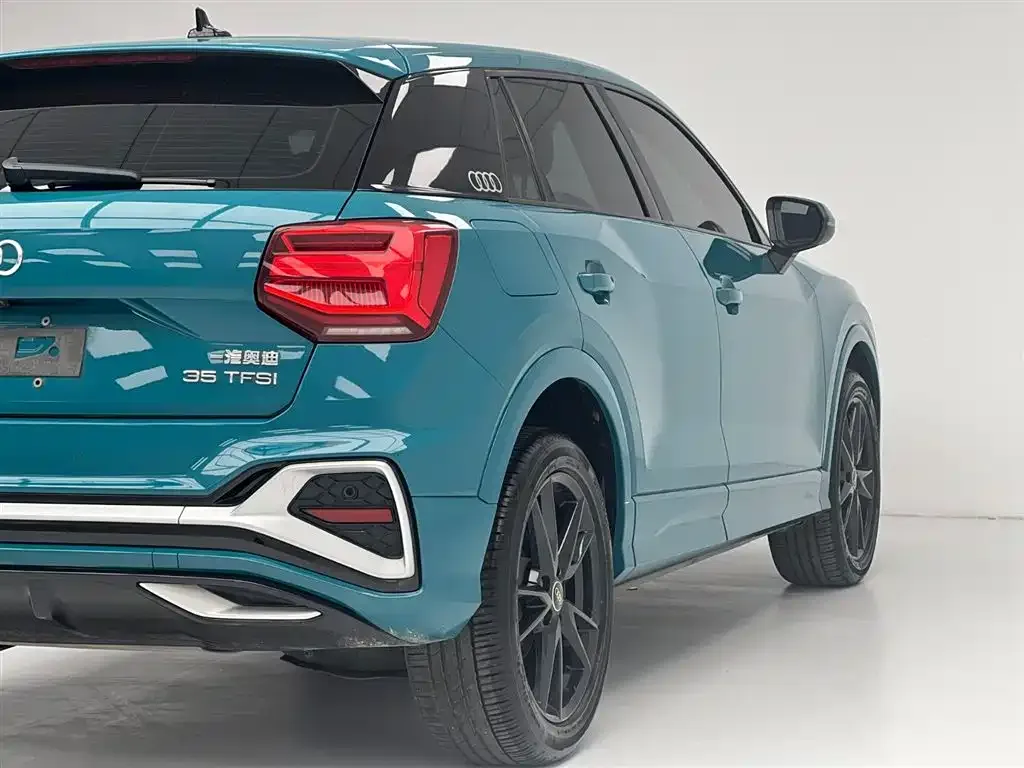Audi Q2L — фото 9