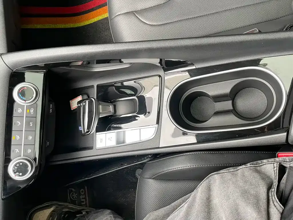 Hyundai Elantra — фото 10