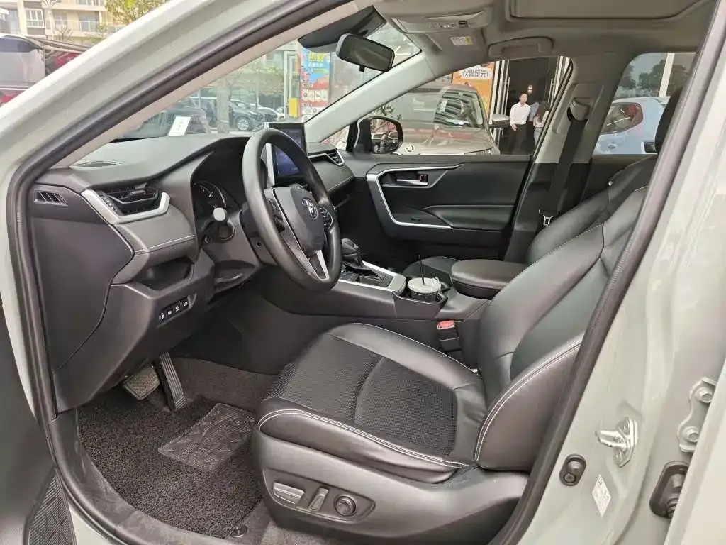Toyota RAV4 — фото 4