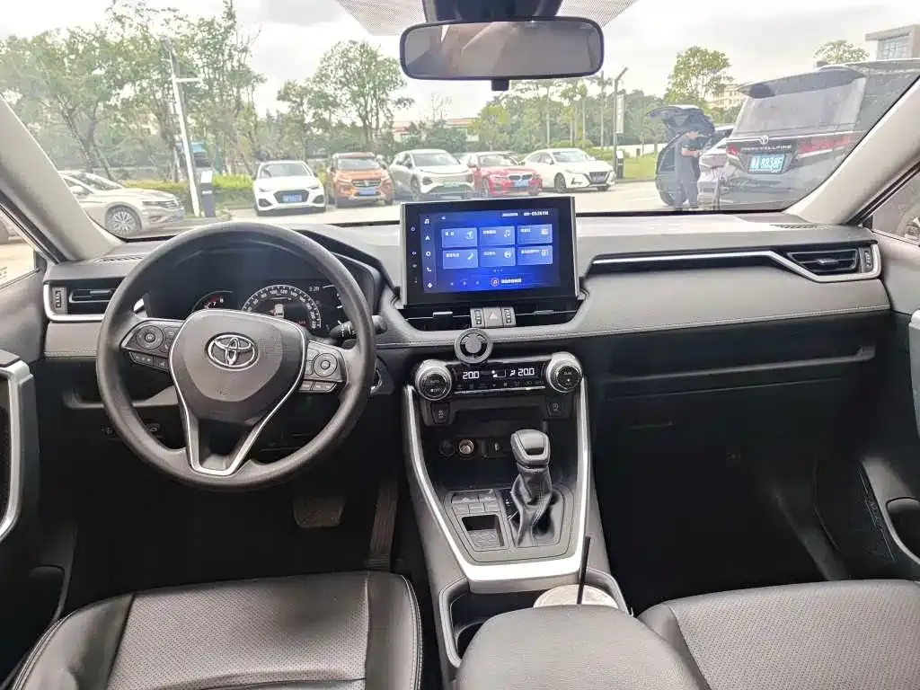 Toyota RAV4 — фото 6