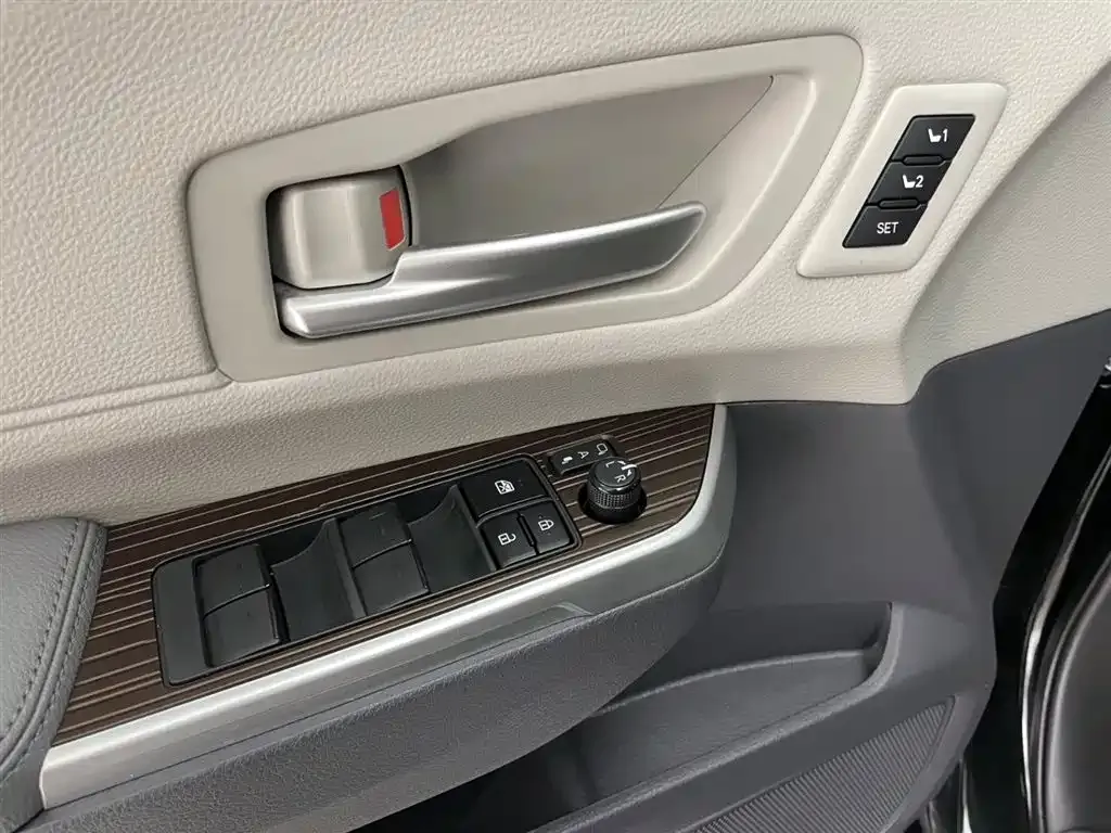 Toyota Granvia — фото 8