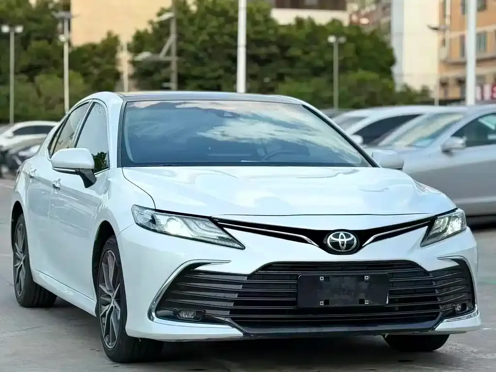 Toyota Camry — фото 1