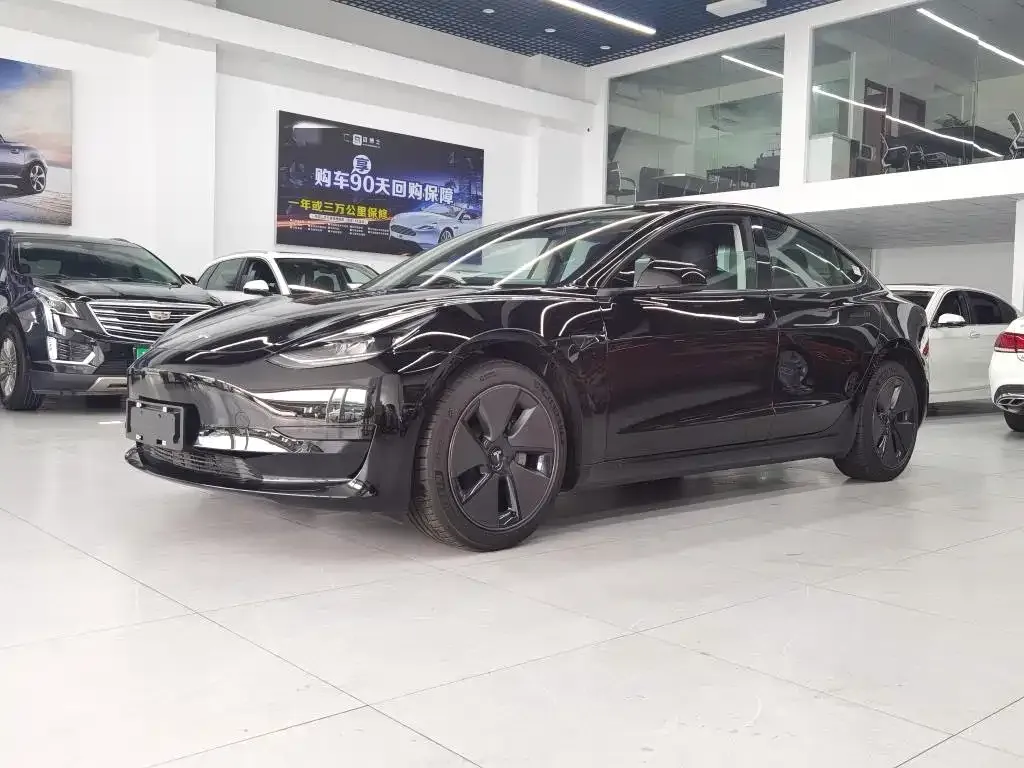 Tesla Model 3 — фото 1