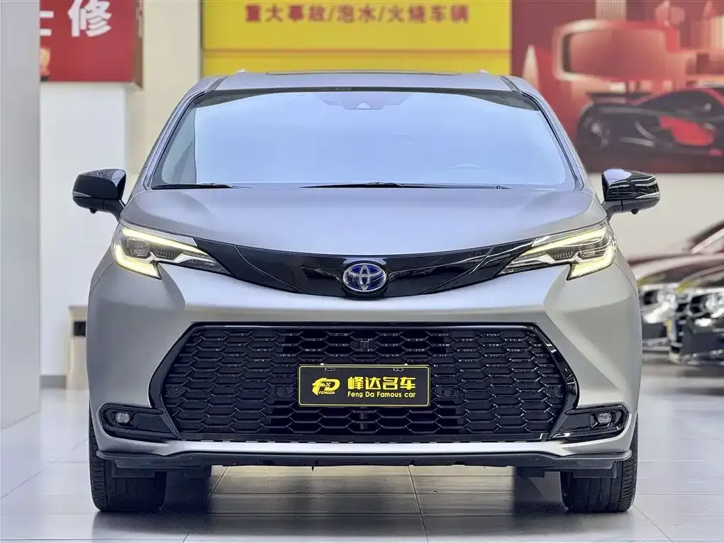 Toyota Sienna — фото 7
