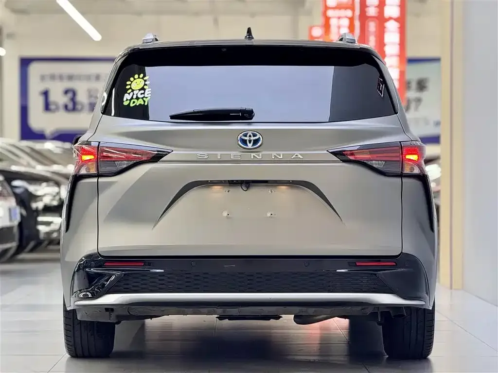 Toyota Sienna — фото 8