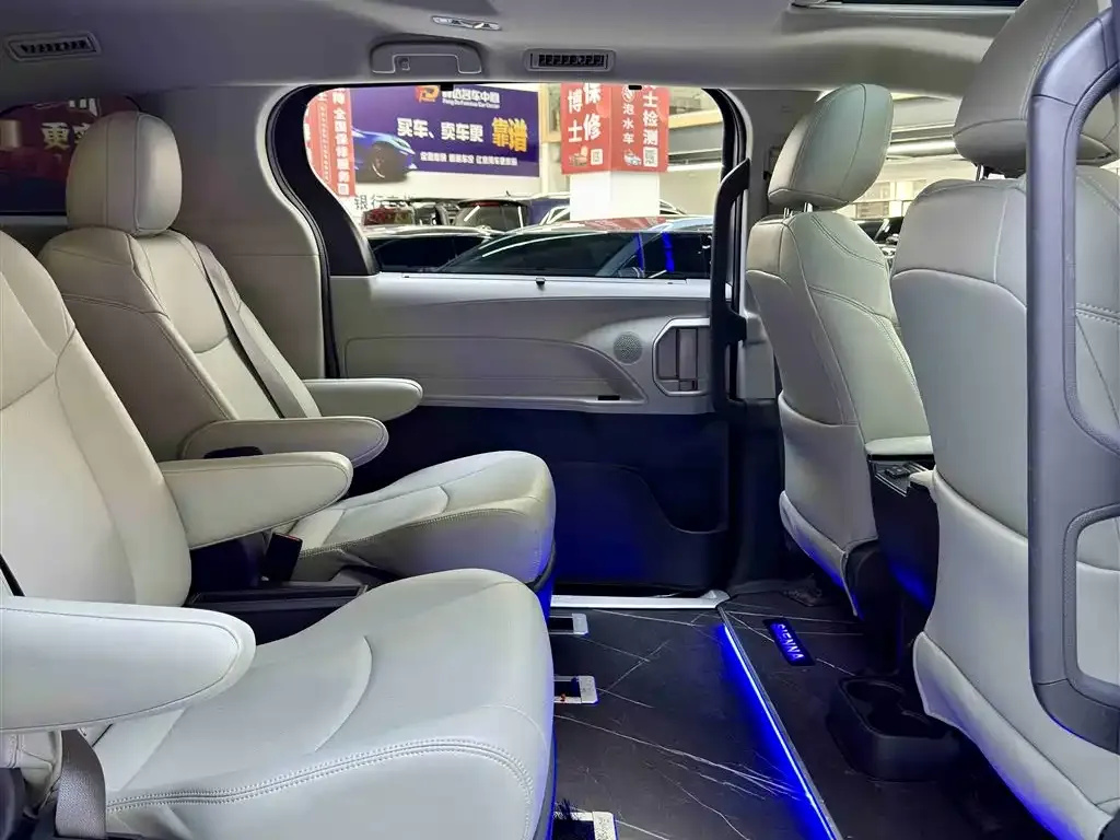 Toyota Sienna — фото 10