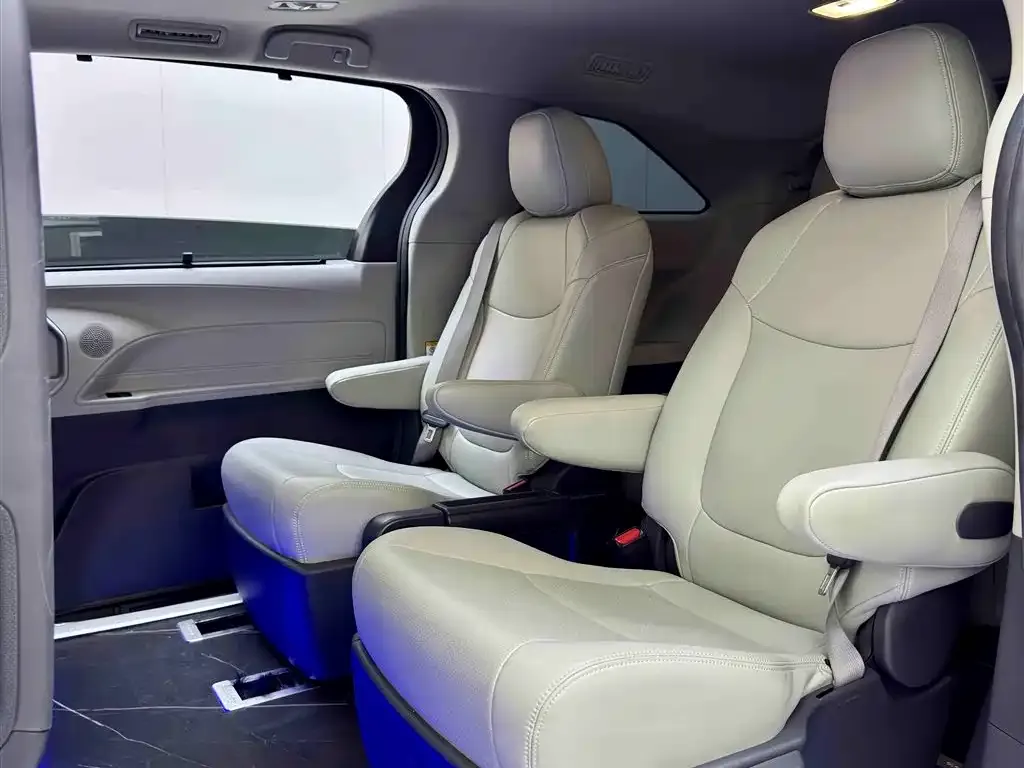 Toyota Sienna — фото 2