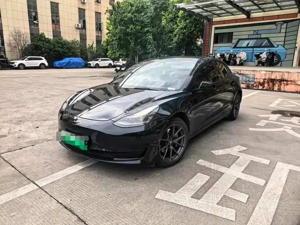 Tesla Model 3 — фото 1