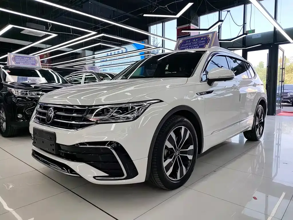 Volkswagen Tiguan L — фото 1