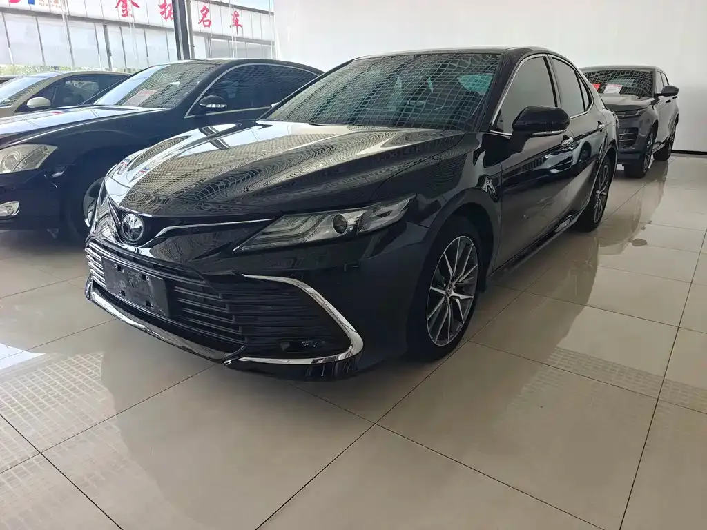 Toyota Camry — фото 1