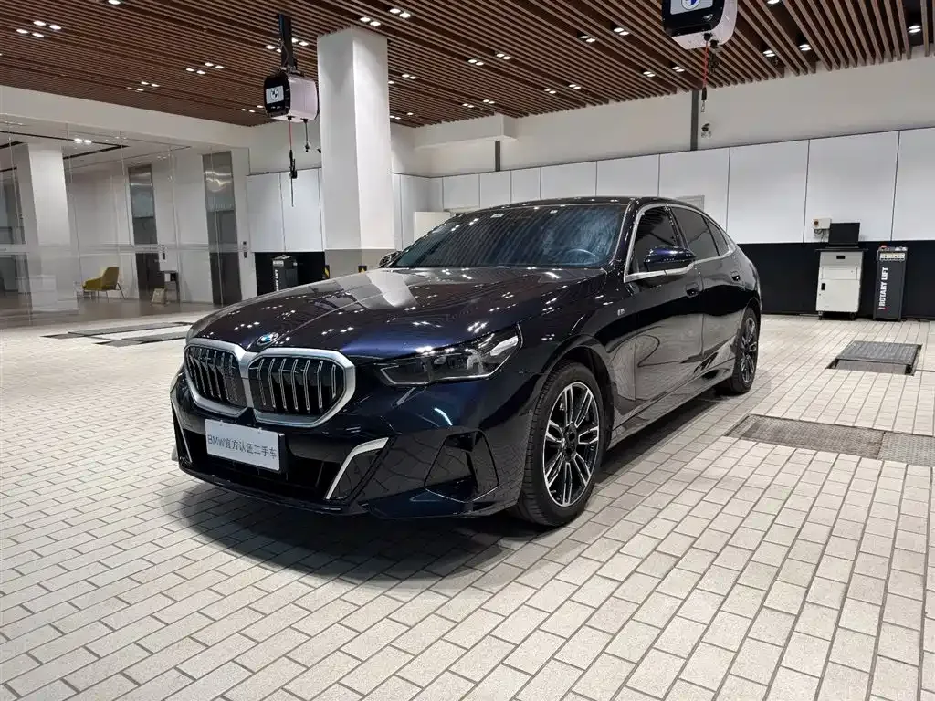 BMW 5 Series — фото 1
