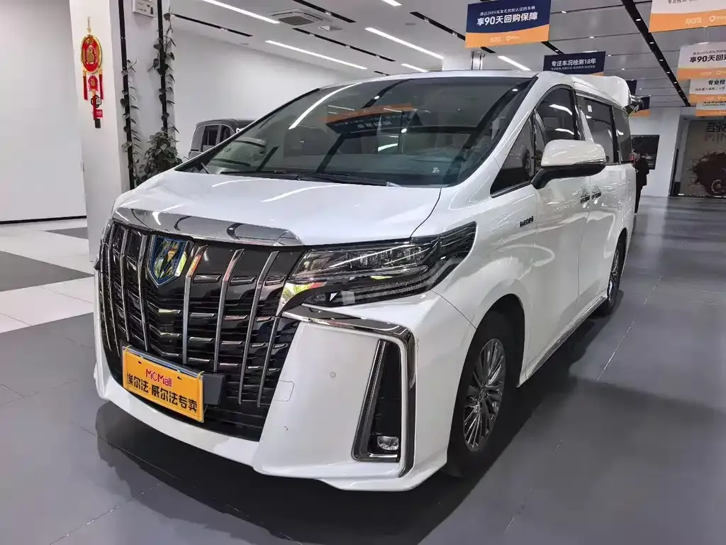 Toyota Alphard — фото 1