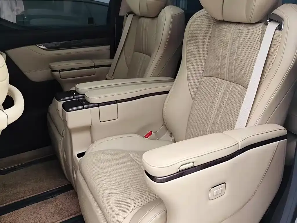 Toyota Alphard — фото 10
