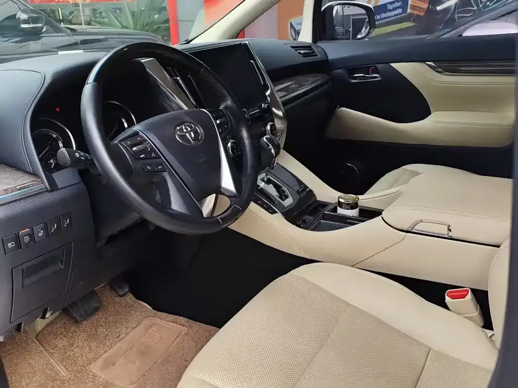 Toyota Alphard — фото 4