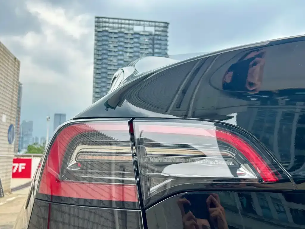 Tesla Model Y — фото 10
