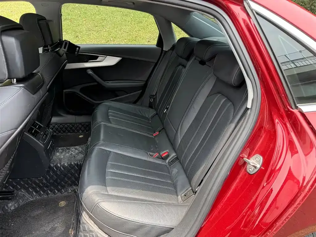 Audi A4L 2022 из CN, фото 2