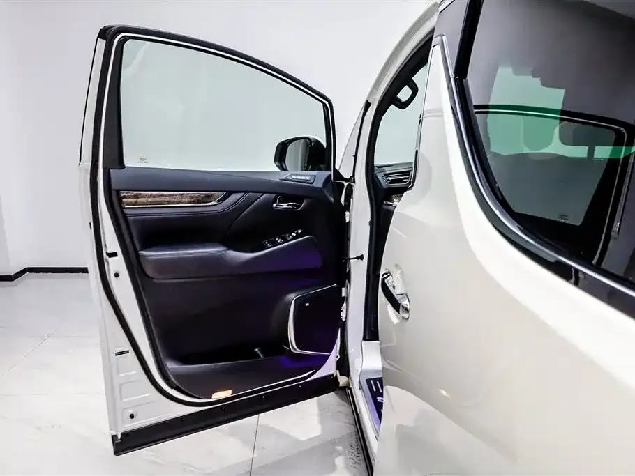 Toyota Alphard — фото 8
