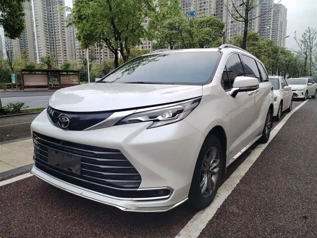 Toyota Sienna — фото 8