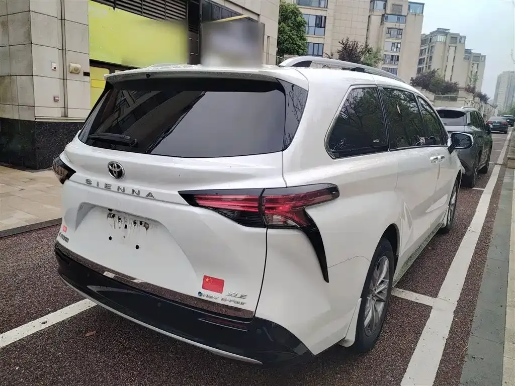 Toyota Sienna — фото 10