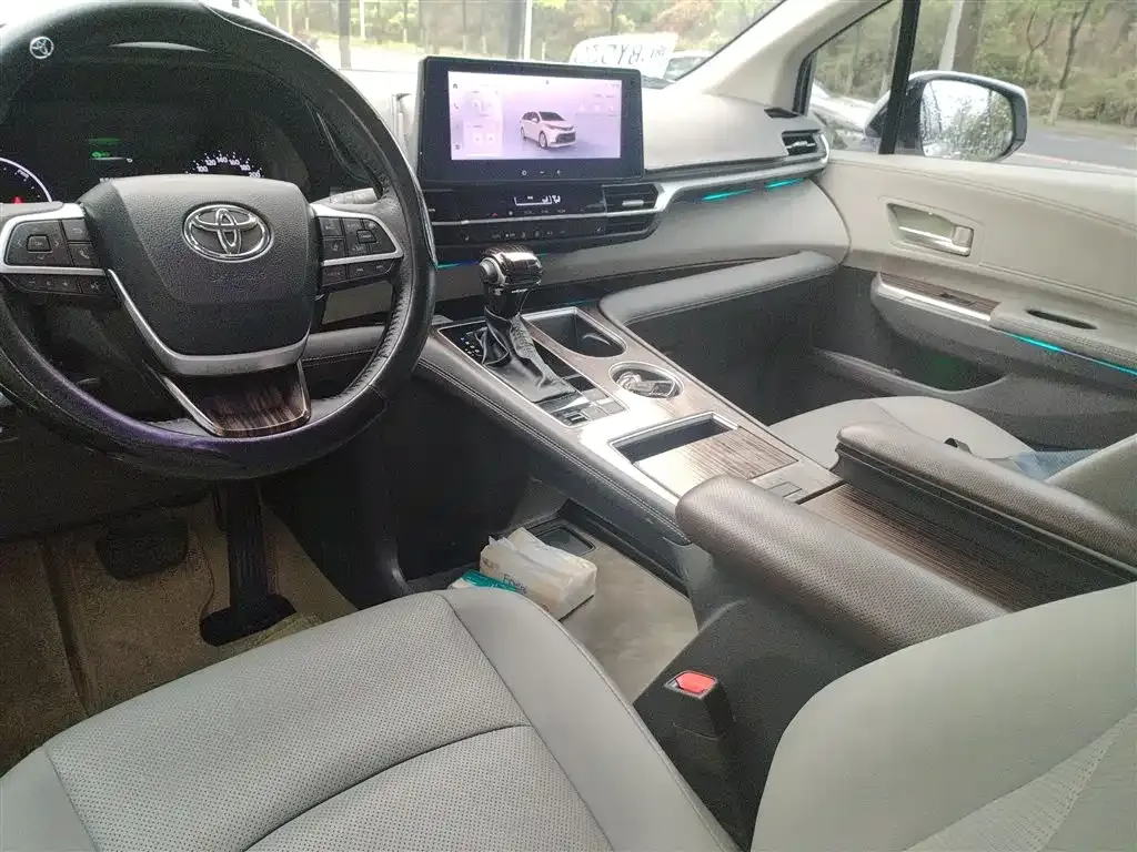 Toyota Sienna — фото 2