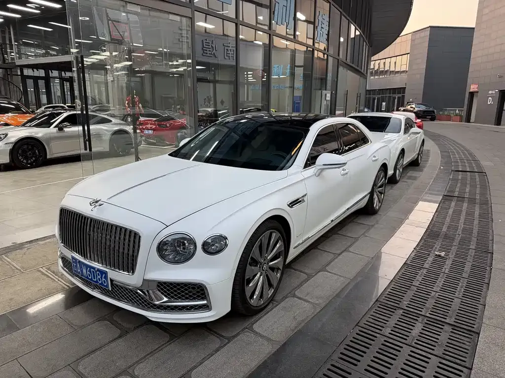 Bentley Flying Spur — фото 1